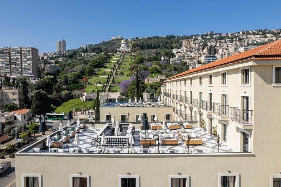 תצפית על מלון בוטיקה בחיפה, המשקיף אל עבר בריכת המלון והגנים הבהאים