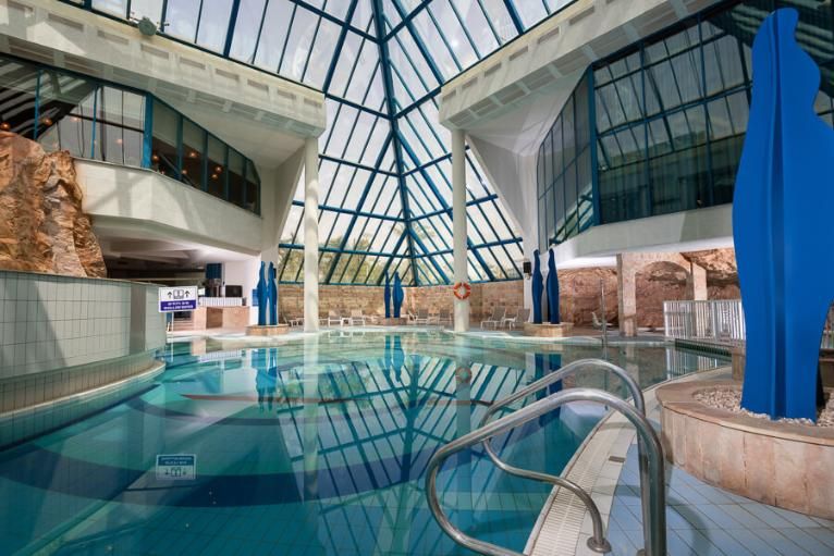 בריכה מקורה