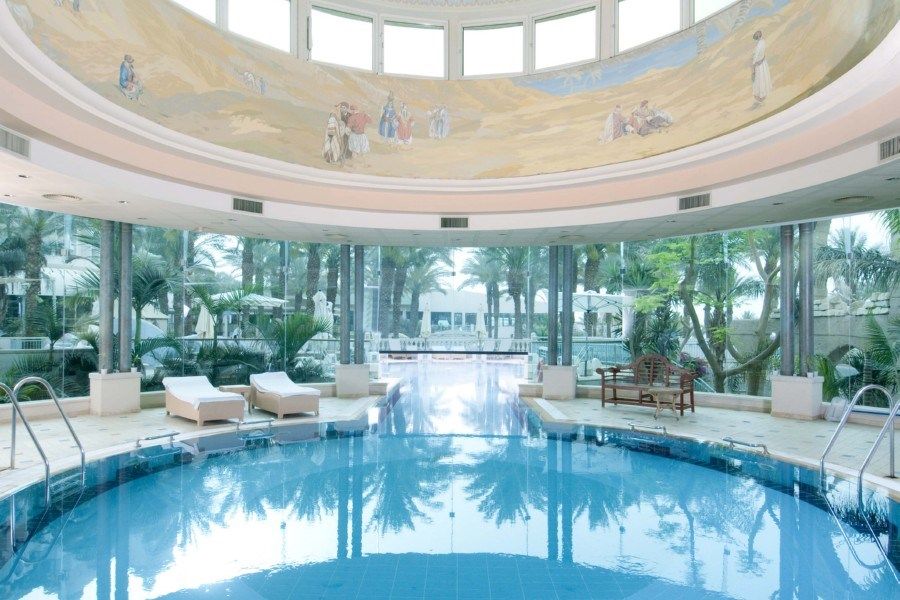 בריכה מקורה