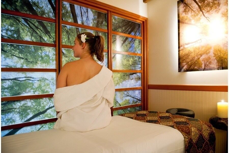 תמונה של אישה בספא