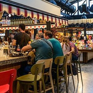 תמונה של אנשים במסעדה