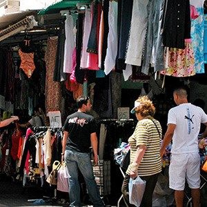 תמונה של אנשים בשוק